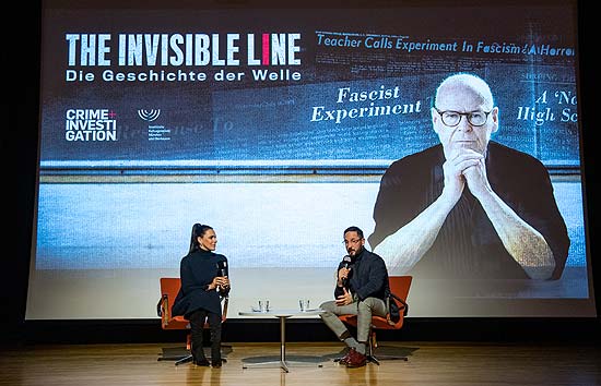 Esther Sedlaczek im Gespräch mit Emanuel Rotstein (©Fotos: Marc Müller/Getty Images for Crime + Investigation Germany)